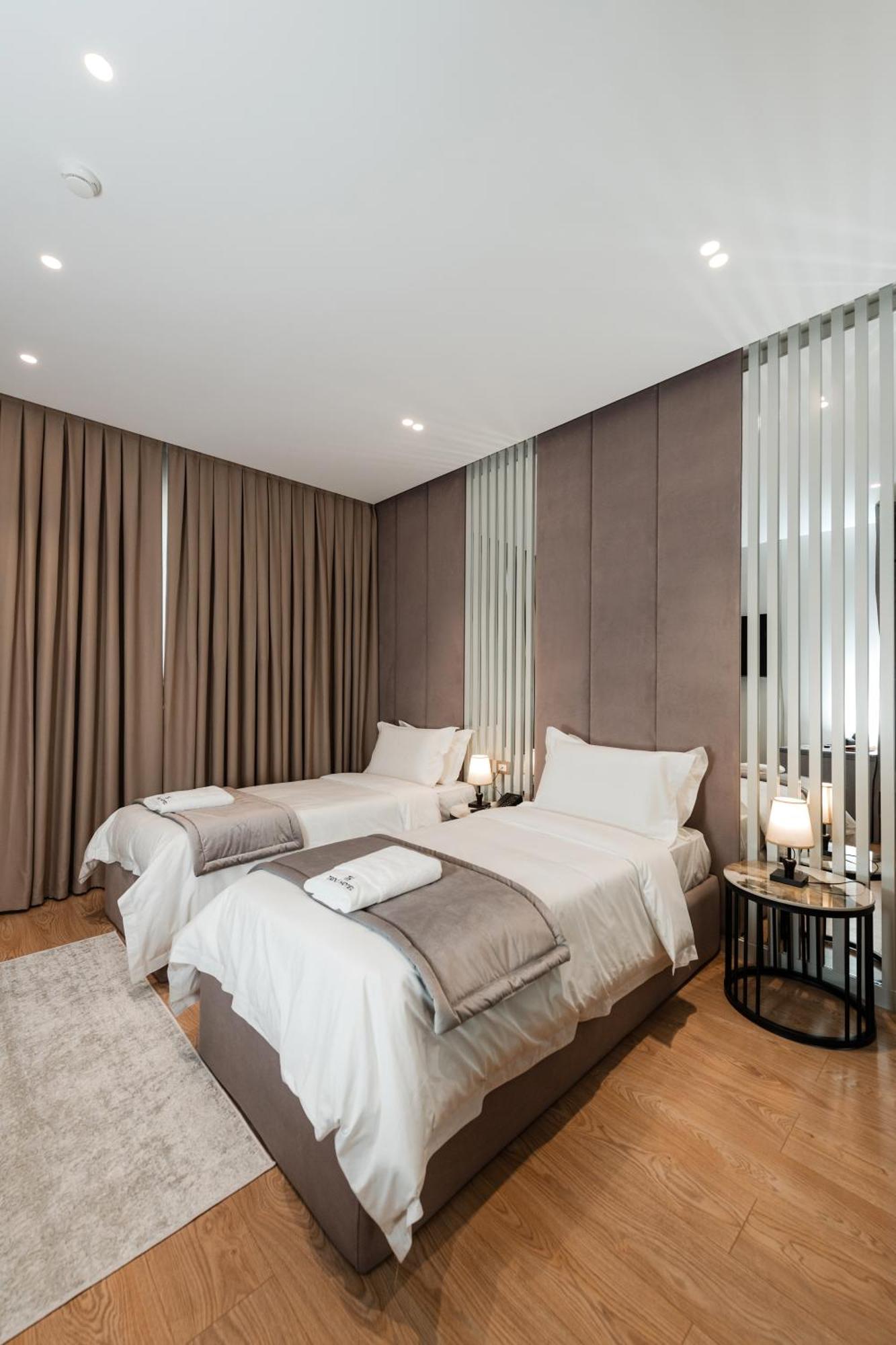 Troci Hotel Kamez Екстер'єр фото